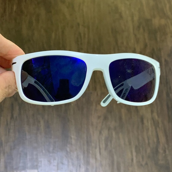 Eddie Bauer Sunglasses in blue lenses - Picture 10 of 13